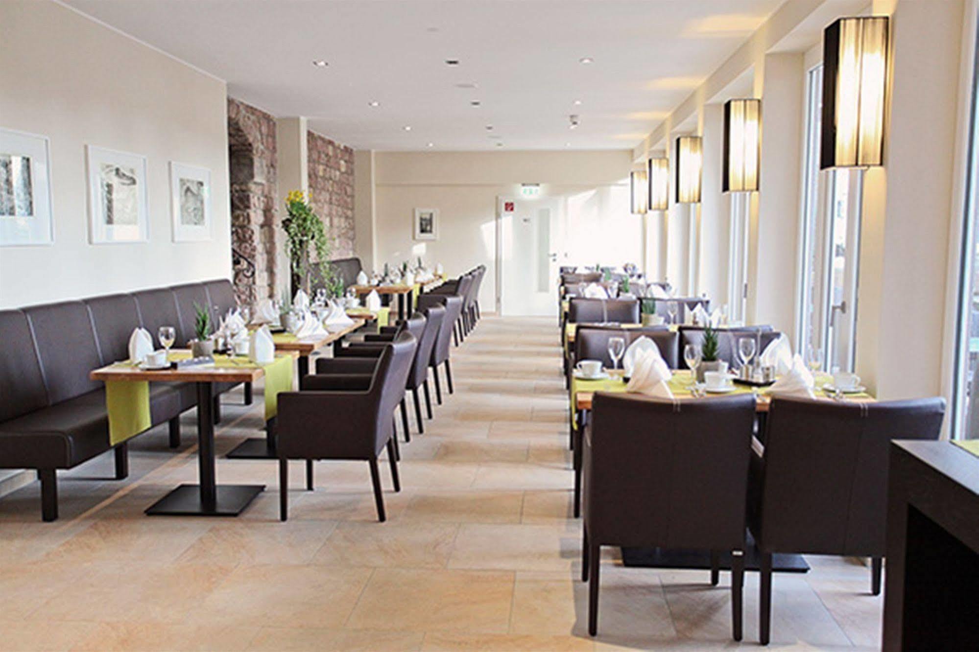 Hotel Palatina "Hotel-Restaurant" Neustadt an der Weinstraße Buitenkant foto